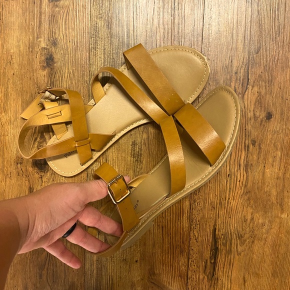 SANDLES - Picture 1 of 3